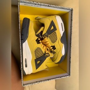 Jordan retro 4 lightning